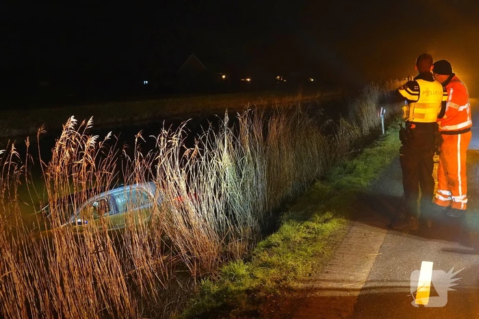 Automobiliste eindigt in het water