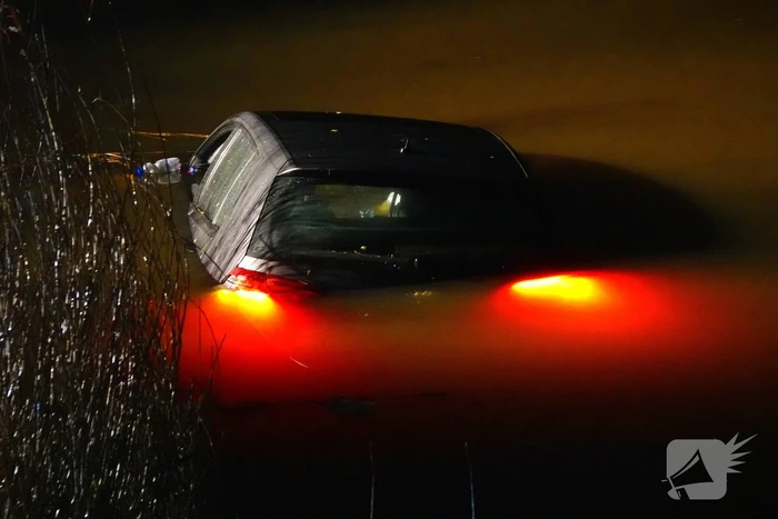 Automobiliste eindigt in het water