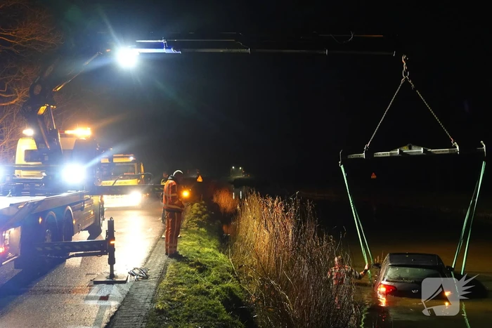 Automobiliste eindigt in het water
