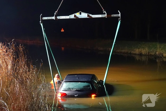 Automobiliste eindigt in het water