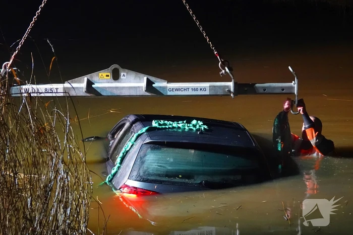 Automobiliste eindigt in het water