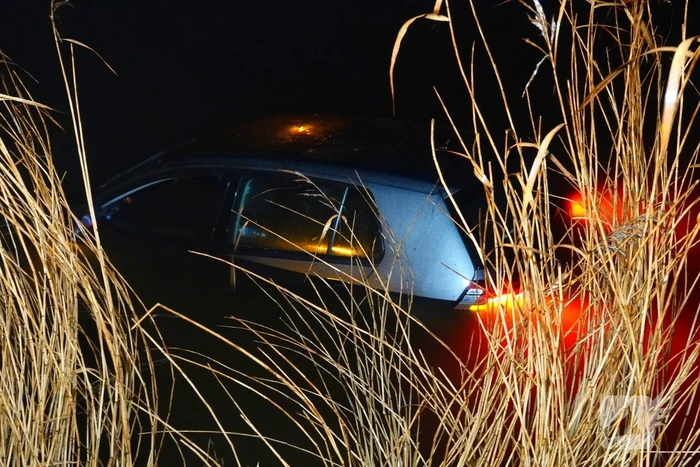Automobiliste eindigt in het water