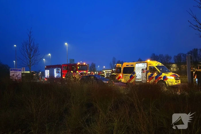 Auto en lijn bus botsen met elkaar