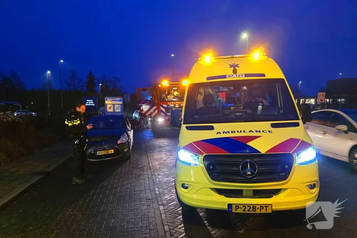 Auto en lijn bus botsen met elkaar