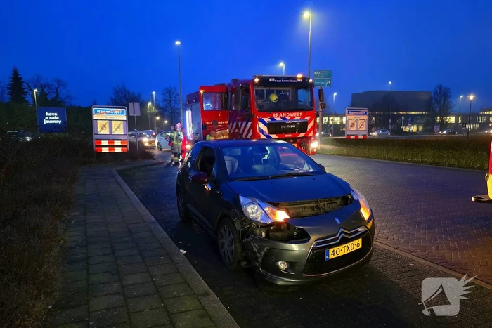 Auto en lijn bus botsen met elkaar