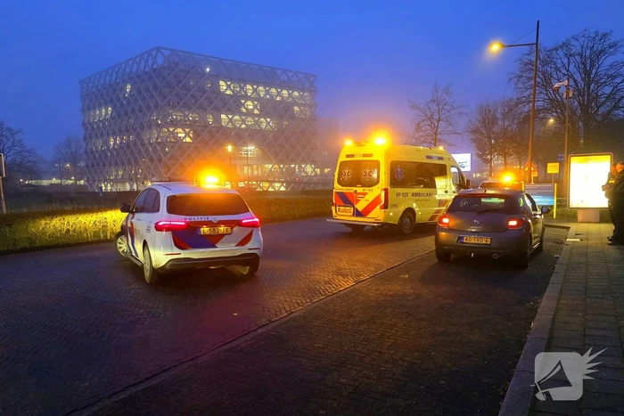 Auto en lijn bus botsen met elkaar