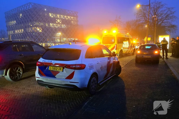 Auto en lijn bus botsen met elkaar