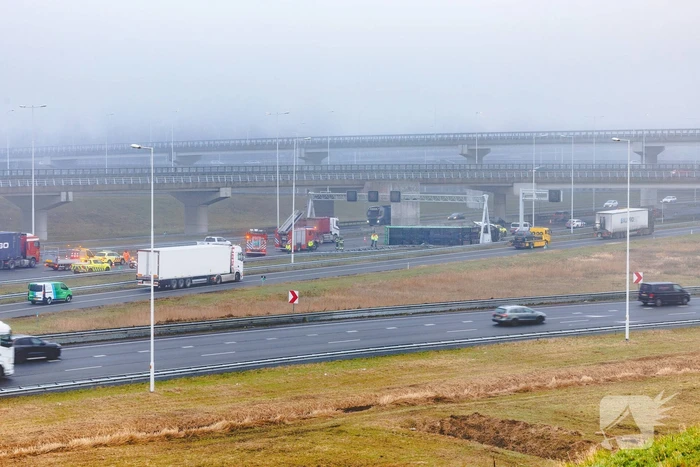 Vrachtwagen met oplegger kantelt op snelweg