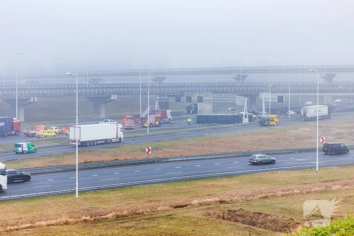 Vrachtwagen met oplegger kantelt op snelweg