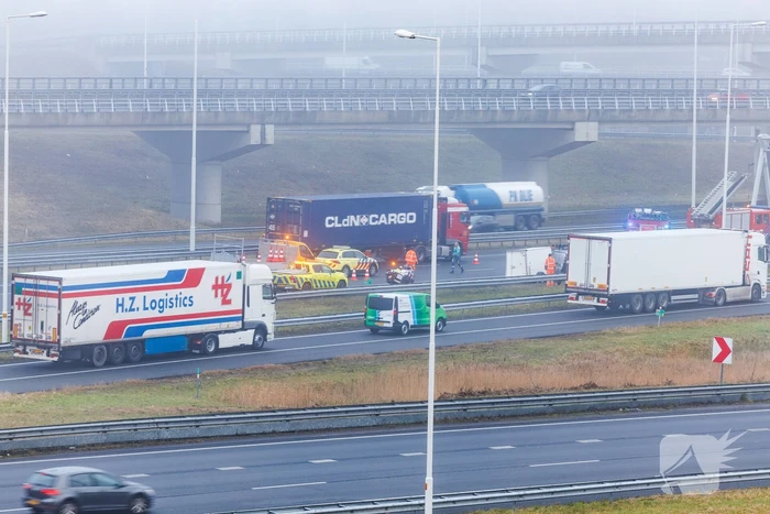 Vrachtwagen met oplegger kantelt op snelweg