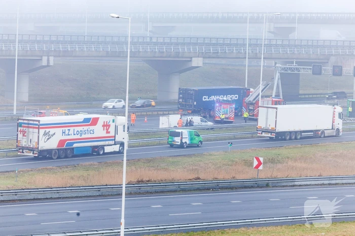 Vrachtwagen met oplegger kantelt op snelweg