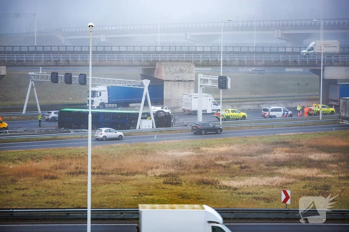 Vrachtwagen met oplegger kantelt op snelweg
