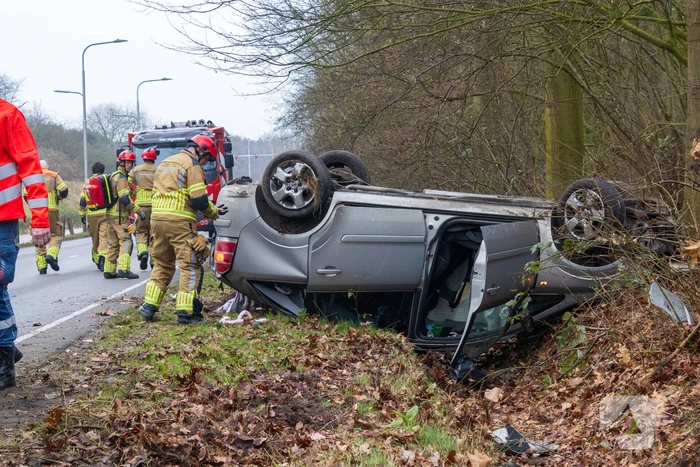 Auto slaat op de kop bij ongeval
