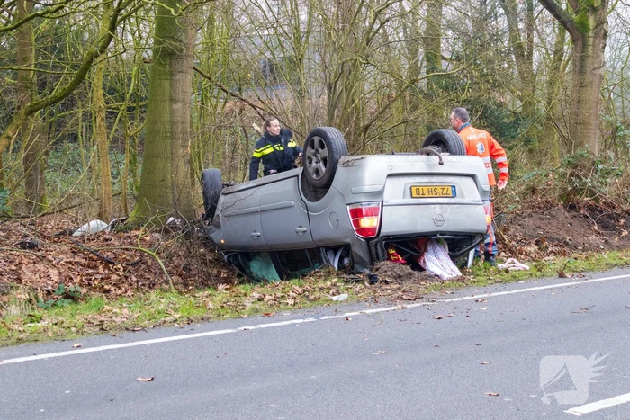 Auto slaat op de kop bij ongeval