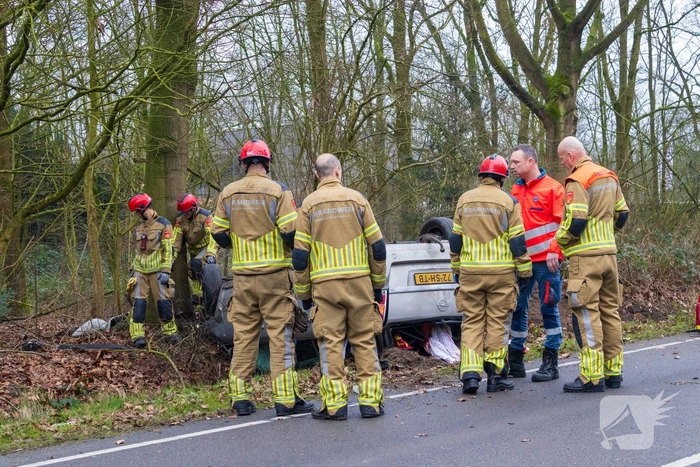 Auto slaat op de kop bij ongeval