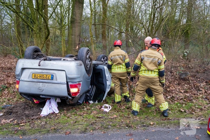 Auto slaat op de kop bij ongeval