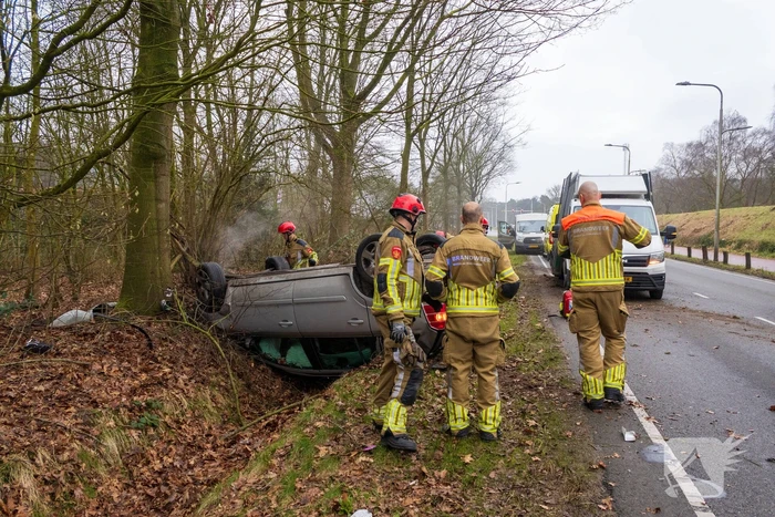 Auto slaat op de kop bij ongeval