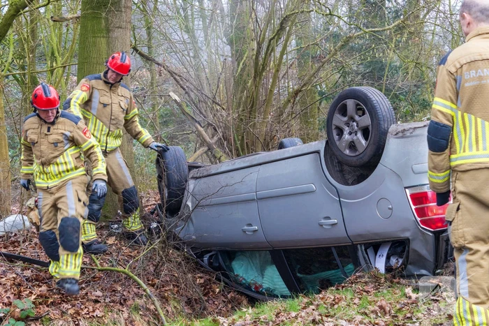 Auto slaat op de kop bij ongeval