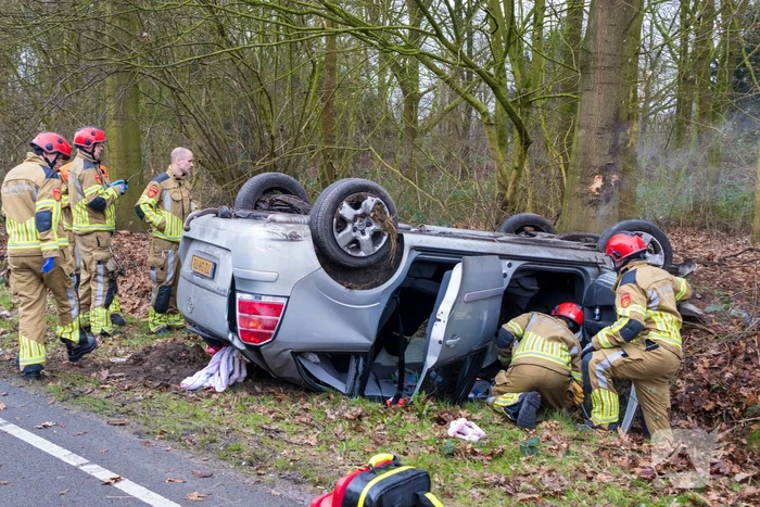 Auto slaat op de kop bij ongeval