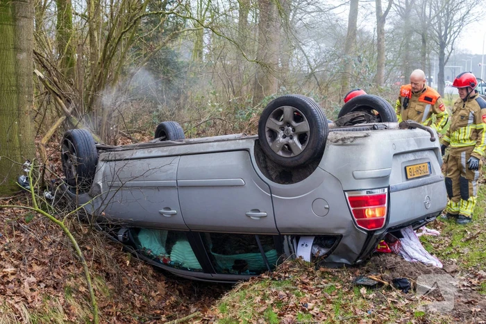 Auto slaat op de kop bij ongeval