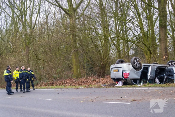 Auto slaat op de kop bij ongeval
