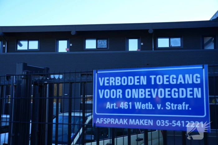 Kantoorunits verzegeld na illegale bewoning