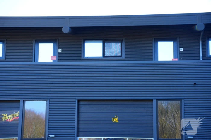 Kantoorunits verzegeld na illegale bewoning