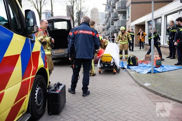 Fietsster bekneld onder auto na aanrijding