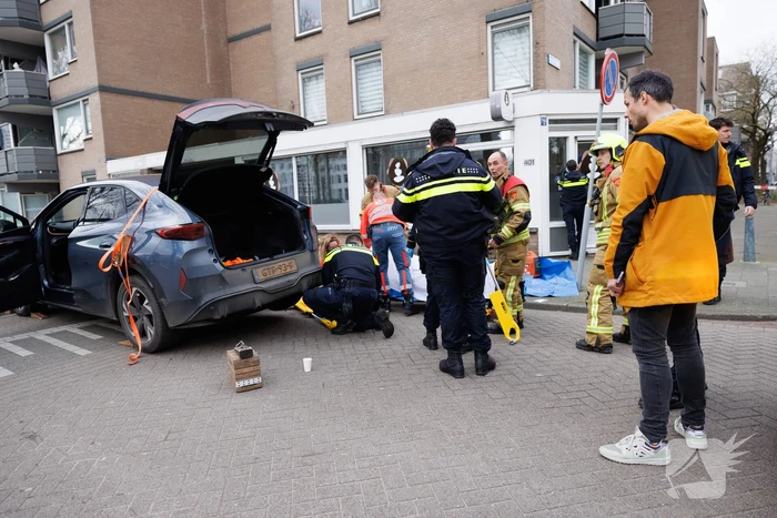 Fietsster bekneld onder auto na aanrijding