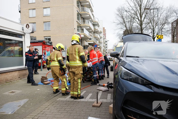 Fietsster bekneld onder auto na aanrijding