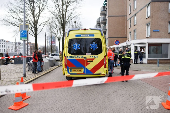 Fietsster bekneld onder auto na aanrijding