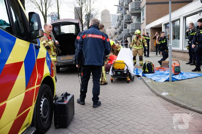 Fietsster bekneld onder auto na aanrijding