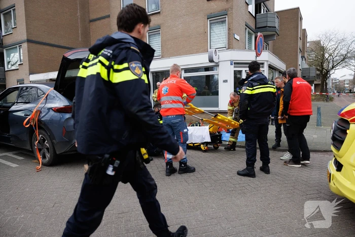 Fietsster bekneld onder auto na aanrijding