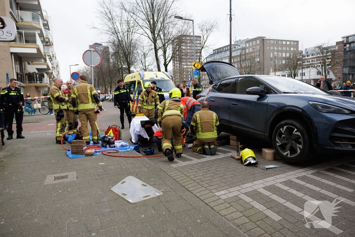 Fietsster bekneld onder auto na aanrijding