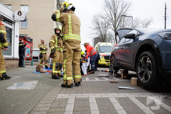 Fietsster bekneld onder auto na aanrijding