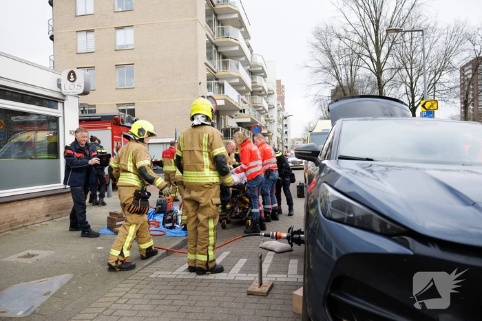 Fietsster bekneld onder auto na aanrijding