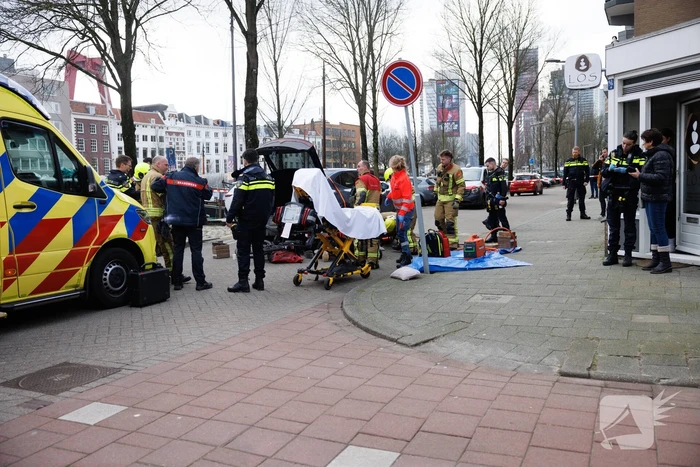Fietsster bekneld onder auto na aanrijding