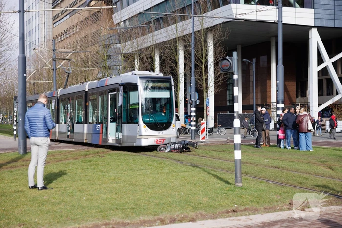 Scooterrijder komt in botsing met tram