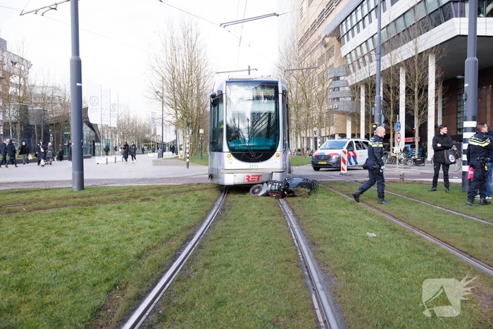Scooterrijder komt in botsing met tram