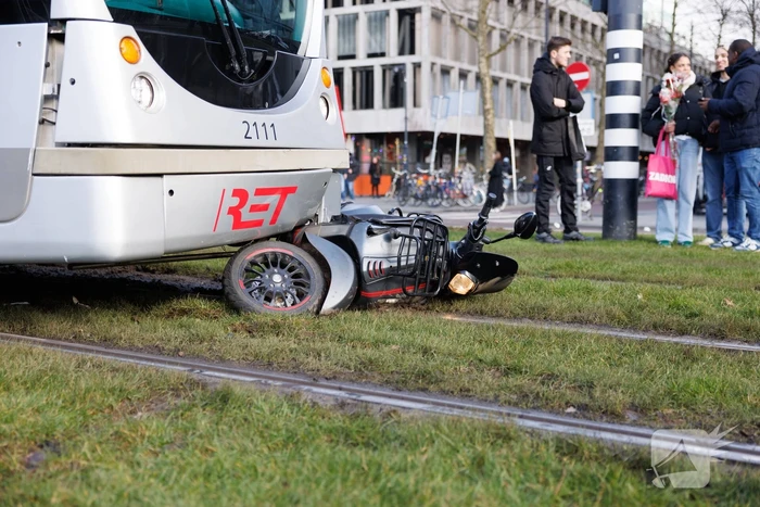 Scooterrijder komt in botsing met tram