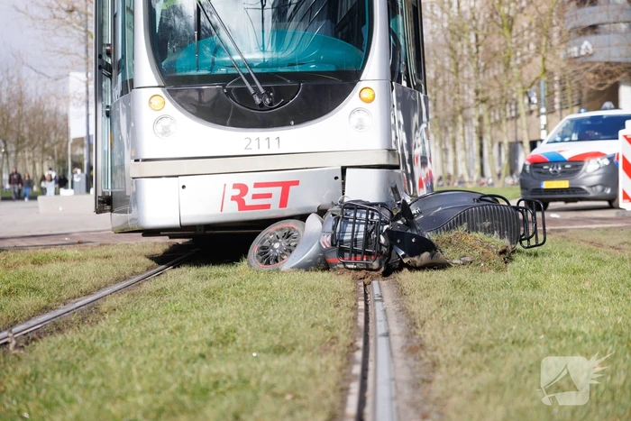 Scooterrijder komt in botsing met tram