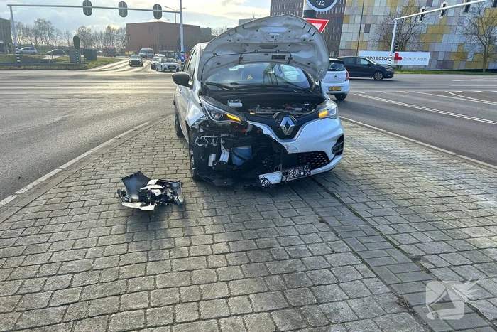 Flinke schade bij botsing tussen twee auto's