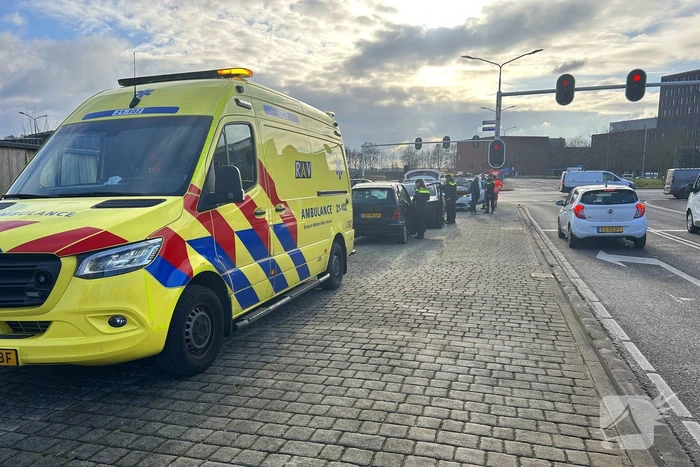 Flinke schade bij botsing tussen twee auto's