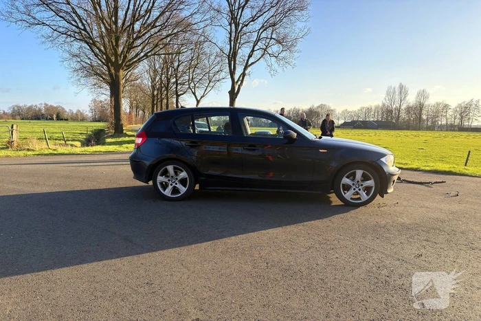 Auto belandt in weiland door botsing