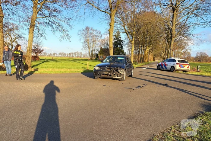 Auto belandt in weiland door botsing