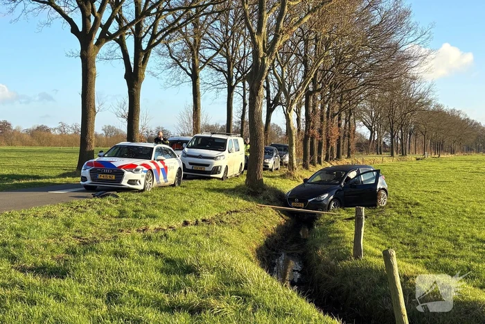 Auto belandt in weiland door botsing