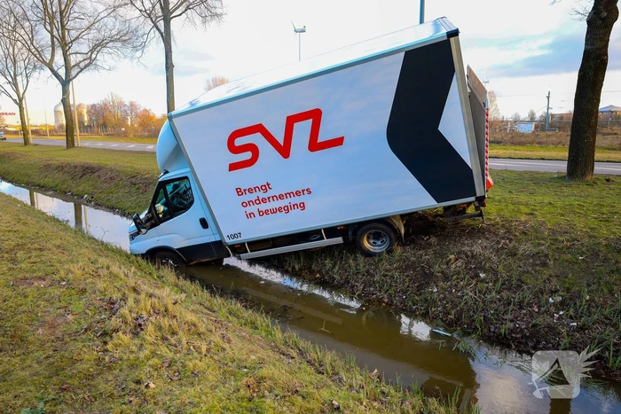 Bakwagen rijdt de sloot in