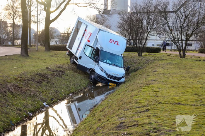 Bakwagen rijdt de sloot in