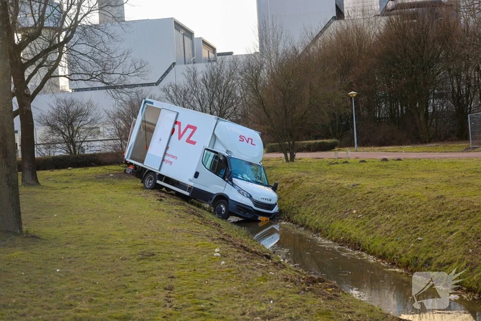 Bakwagen rijdt de sloot in