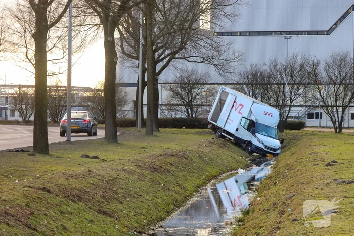 Bakwagen rijdt de sloot in